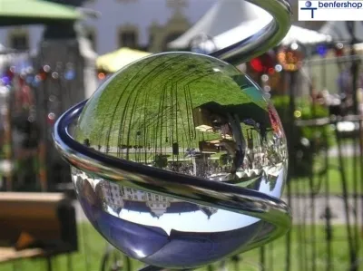 Der Lensball in der Kugelspirale. Der Hintergrund spiegelt sich in dieser auf dem Kopf. Der Lensball in der Kugelspirale. Der Hintergrund spiegelt sich in dieser auf dem Kopf.