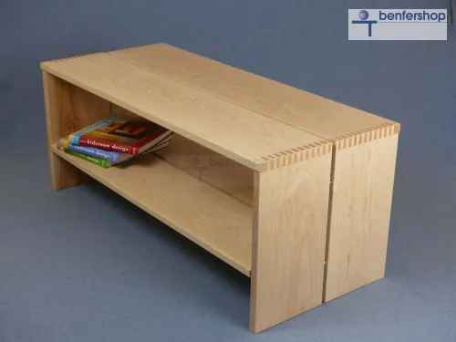 Beistelltisch aus Massivholz mit Einlegeboden.