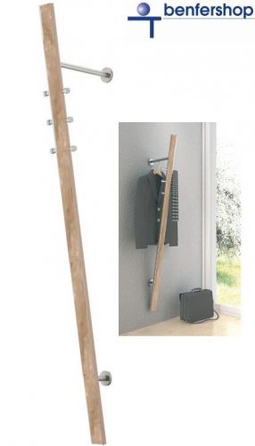 Holz-Edelstahl Wandgarderobe mit  einer schrägen Blende mit sechs Kleiderhaken und einer Kleiderstange.