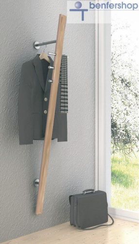 Flurgarerobe aus Edelstahl mit einer schrägen Blende aus Massivholz. Sechs Kleiderhaken und eine Garderobenstange / Edelstahl.