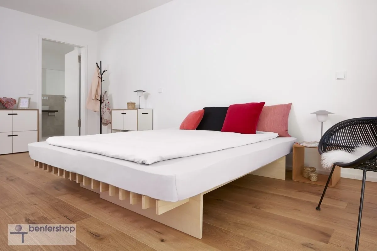 Tojo-Parallelbett aus Buche Muliplexplatte, naturbelassen, ohne Schrauben.