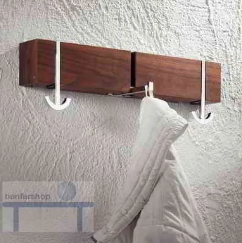 Wandgarderobe aus Nussbauholz mit schwenkbaren Haken, bzw Kleiderstangen.