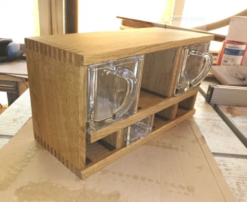 Schüttenkasten aus massiver Eiche mit gezinkten Eckverbindungen, inkl. Vorratsschütten und Gewürzschütten aus Glas.