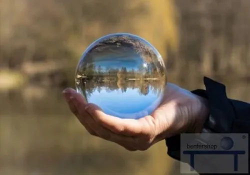 benfershop-Lensball auf der Hand