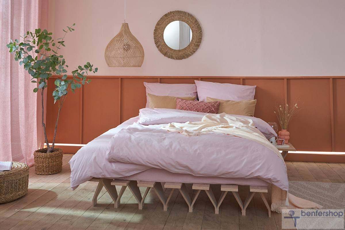 Tojo-Lieg-Bett, modern gestaltetes Bett in zeitlosem Design.