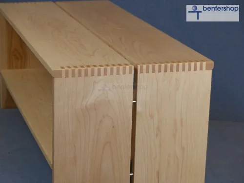 Ablagebank, gefertigt aus durchgehenden Massivholzbrettern. Konstruktion, Fingerzinken und offene Fuge mit Metallstegen.