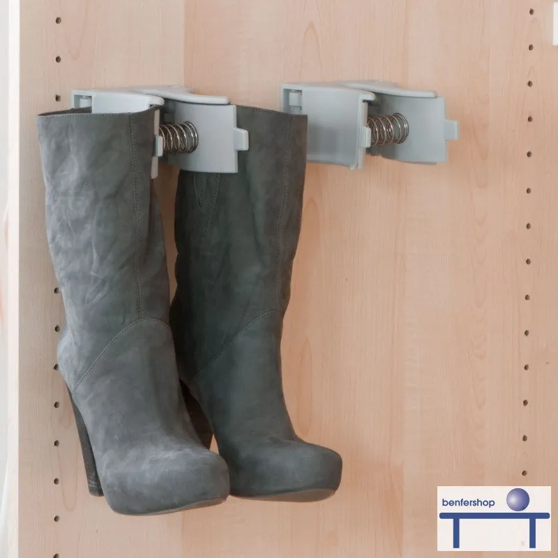 Halterung für Stiefel und Stiefeletten an der Schrankseite eines Kleiderschrankes.