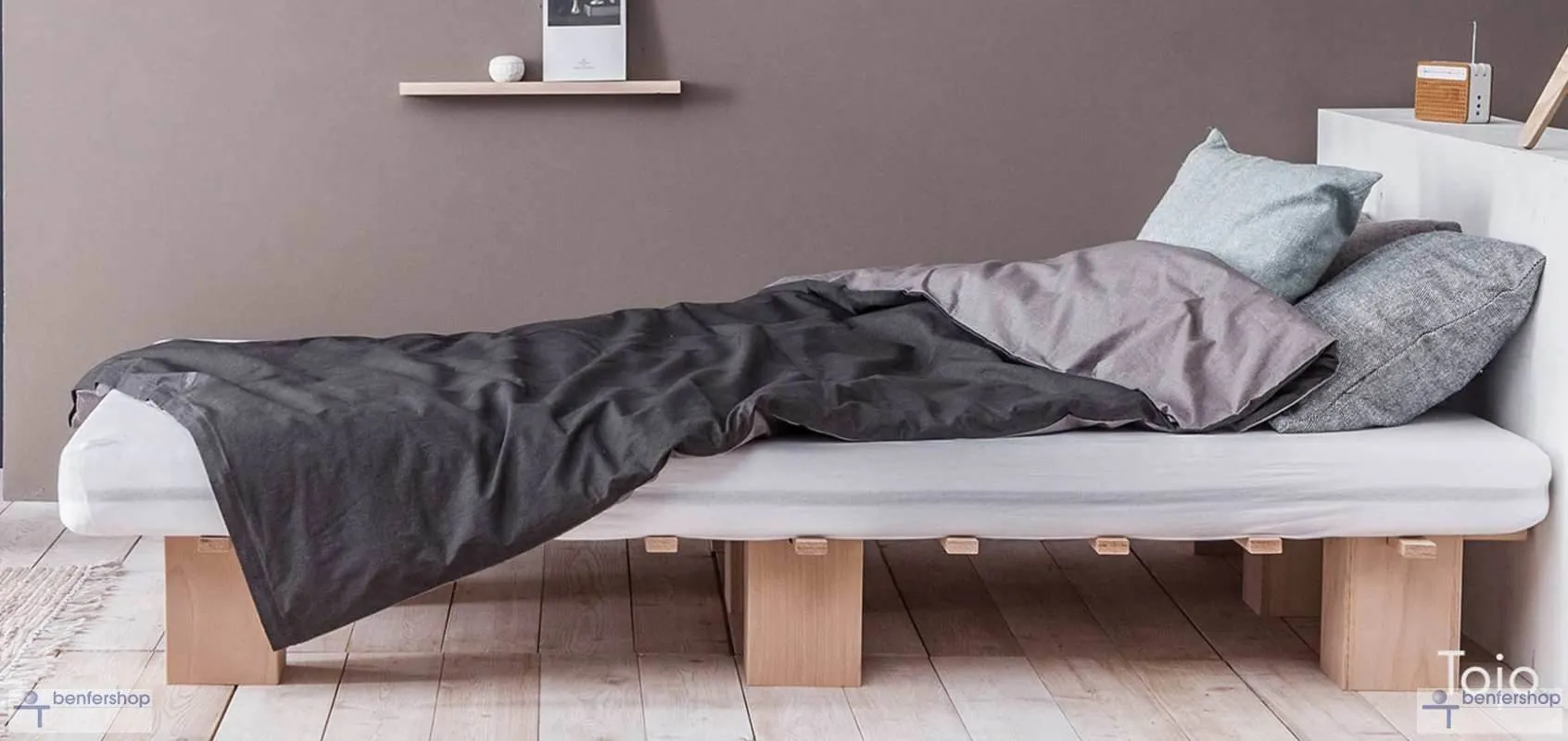 Niedriges Designbett, Tojo-Systembett.