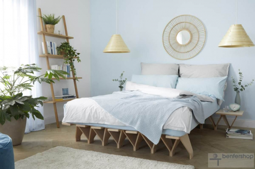 Naturholzbett aus Buche-Multiplexplatte, Oberfläche unbehandelt.