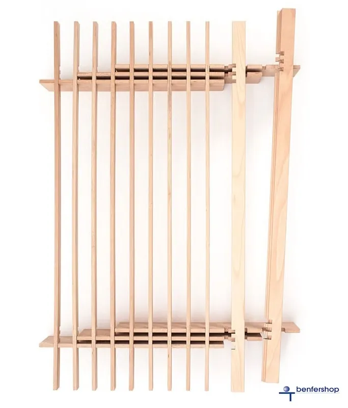 Tojo-Parallel-Bett aus Holz, in der Breite variabel durch das funktionelle Stecksystem.