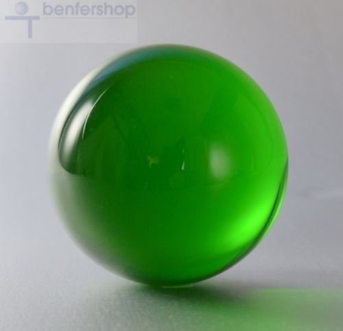 Reine Kristallglaskugel ohne Einschlüsse, Farbe grün.