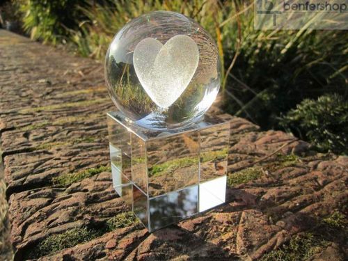 Herz in Kristallglaskugel - 3D-geläsert, inkl. Sockel aus Glas