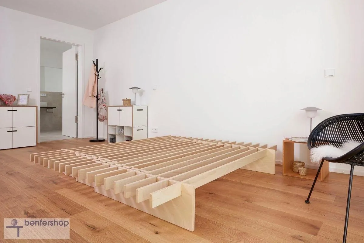 Holzbett, Tojo-Parallel, in der Breite veränderbar, als Einzelbett, Doppelbett oder Gästebett.
