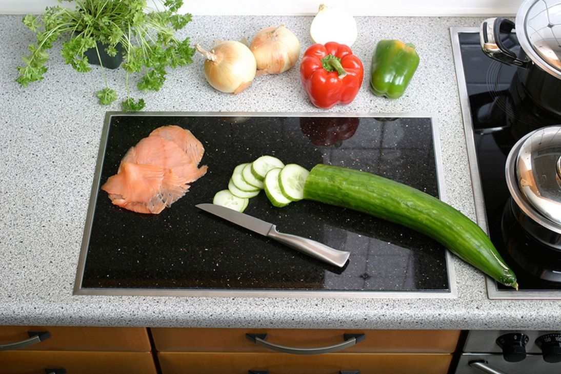 Rechteckige Schneidunterlage aus Granit für die Montage in einer Küchenarbeitsplatte.