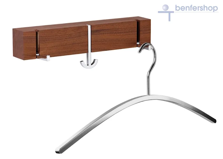Holzgarderobe mit Klapphaken aus Metall, glänzend vernickelt.