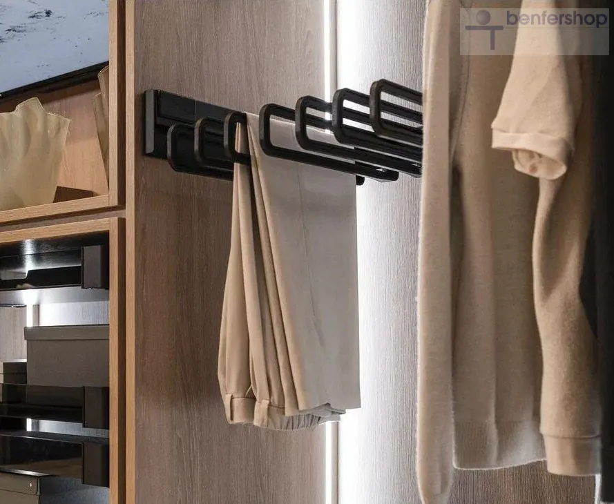 Funktionsauszug für Hosen und Röcke in schwarz/anthrazit. 7 Kleiderbügel für die Aufnahme von bis zu 14 Hosen oder Röcken.