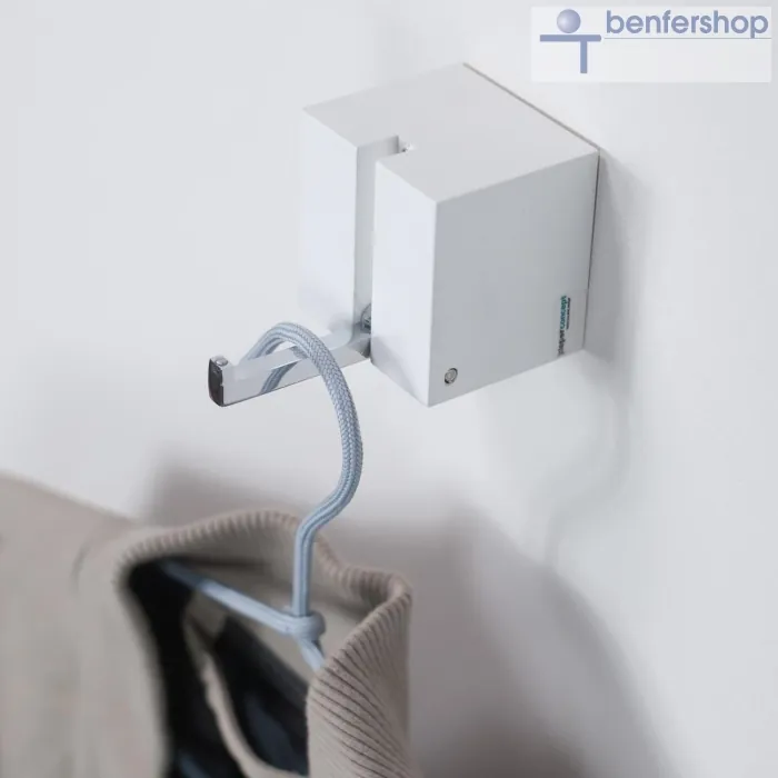 Holzgarderobe mit Metallklapphaken