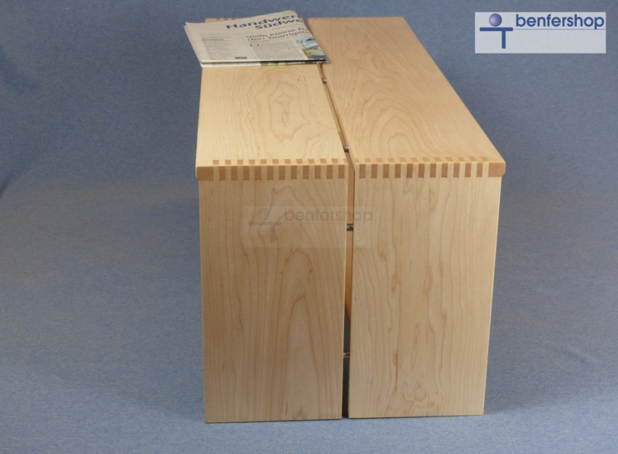 Zweigeteilter Beistell- Ablagebank aus massivem Holz.