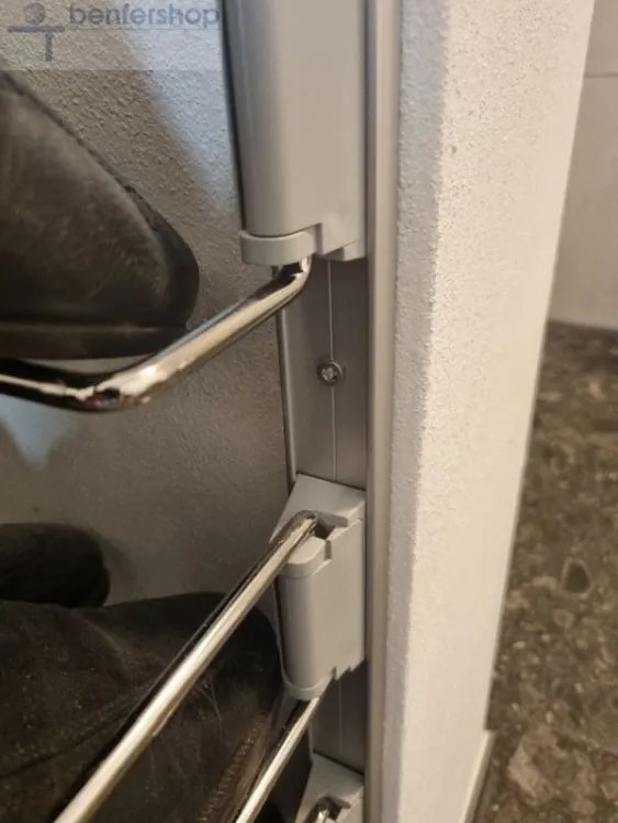 Montageschiene mit Halterungen für die Schuh- und Stiefelettenablagen.