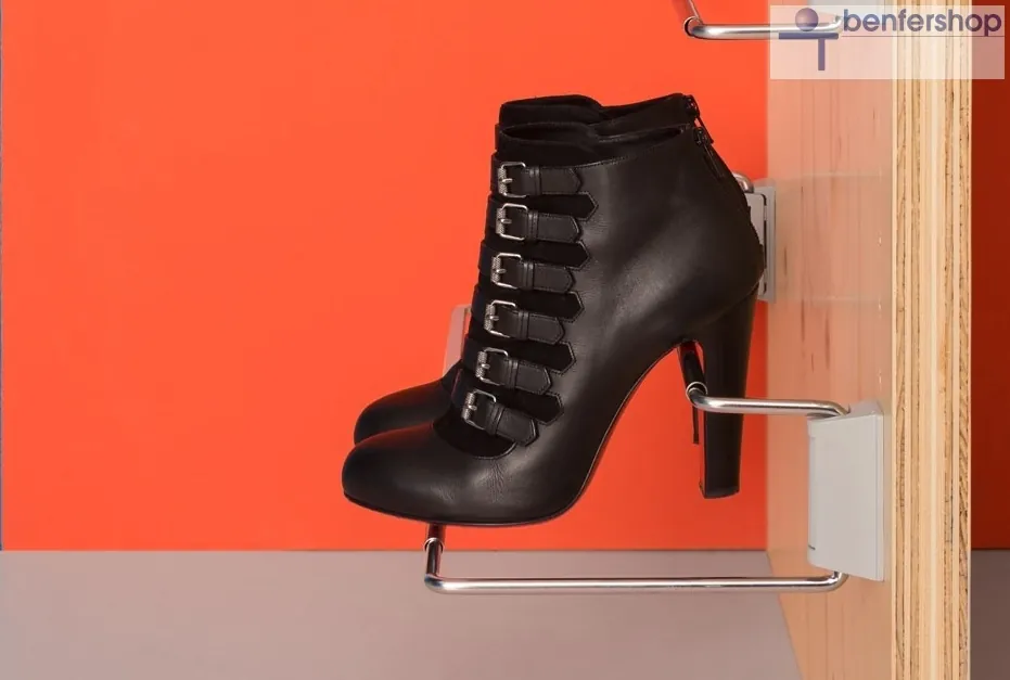 Wandhalterung für Stiefeletten in der Breite ausziehbar.