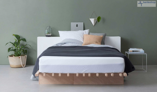 Das Tojo-V-Bett läßt sich in der Breite individuell varrieren, zwischen 90 und 180 cm. Das Tojo-V-Bett läßt sich in der Breite individuell varrieren, zwischen 90 und 180 cm.