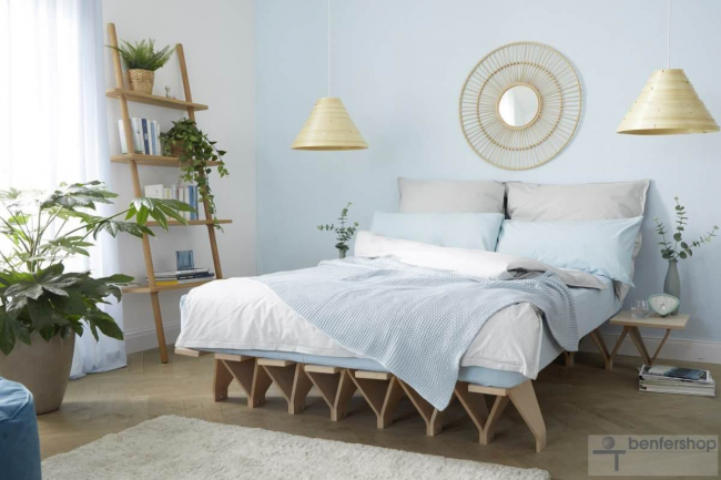 Naturholzbett aus Buche-Multiplexplatte, Oberfläche unbehandelt.