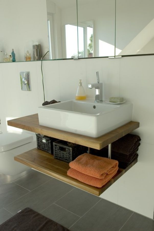 Badezimmerablage aus Massivholz mit Unterboden und Keramikwaschbecken.