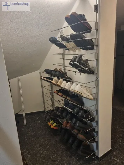Wandschienen aus Aluminium mit den Schuhablagen.
