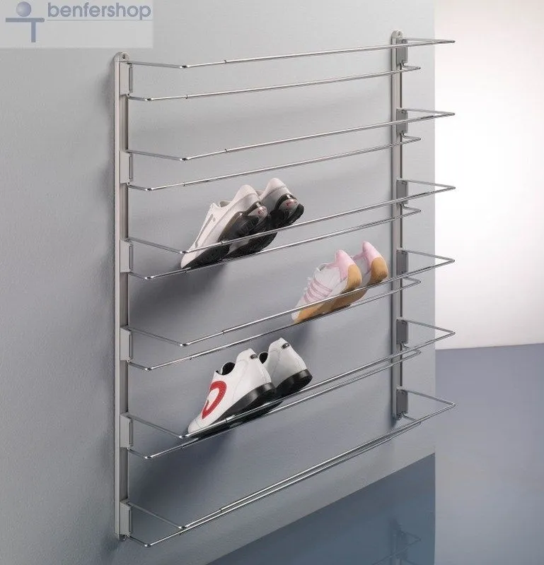 Schuhablage mit Wandbefestigungschienen in der Breite verstellbar.